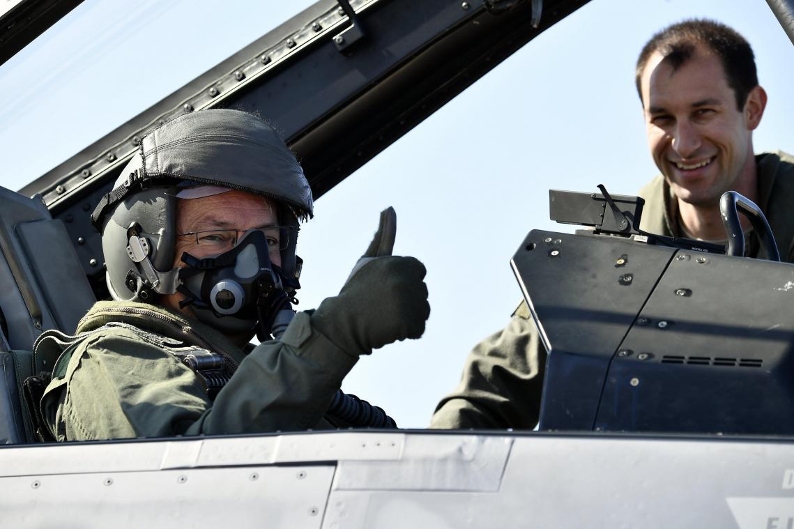 <p>Verteidigungsminister Didier Reynders (l.) stieg bei einem Besuch des Militärstützpunktes Florennes in eine F-16.</p>
