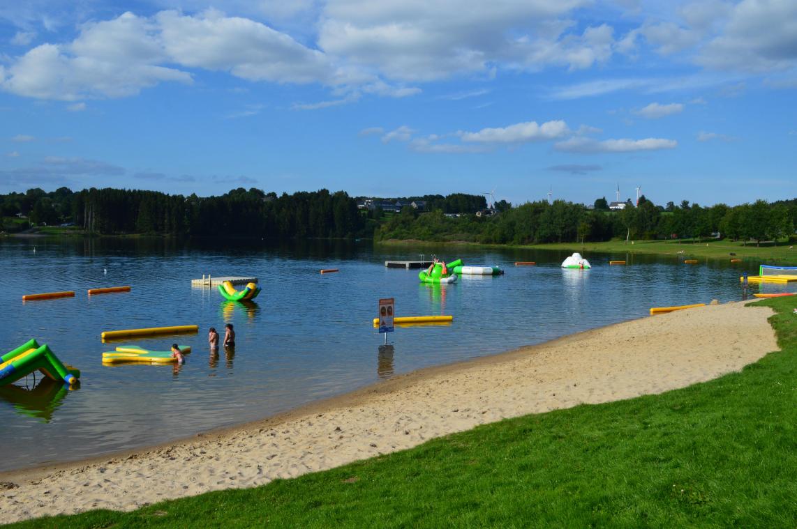 <p>Am Bütgenbacher See, hier am Venntastic Beach des Worriken-Zentrums, steht auch in diesem Jahr ungetrübten Badefreuden nichts im Wege.</p>