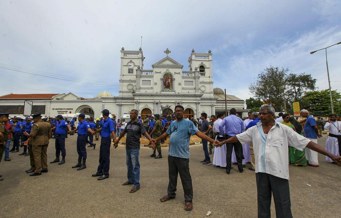 <p>Sri-lankische Armeesoldaten, Polizisten und Helfer sichern nach einer Explosion in der St.-Antonius-Kirche das Umfeld ab.</p>