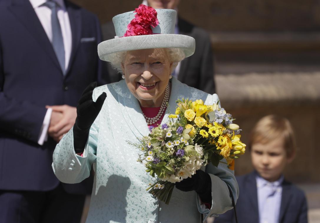 <p>Beim Verlassen der St.-Georgs-Kapelle winkt die britische Königin Elisabeth II. mit einem Blumenstrauß in ihrer Hand.</p>