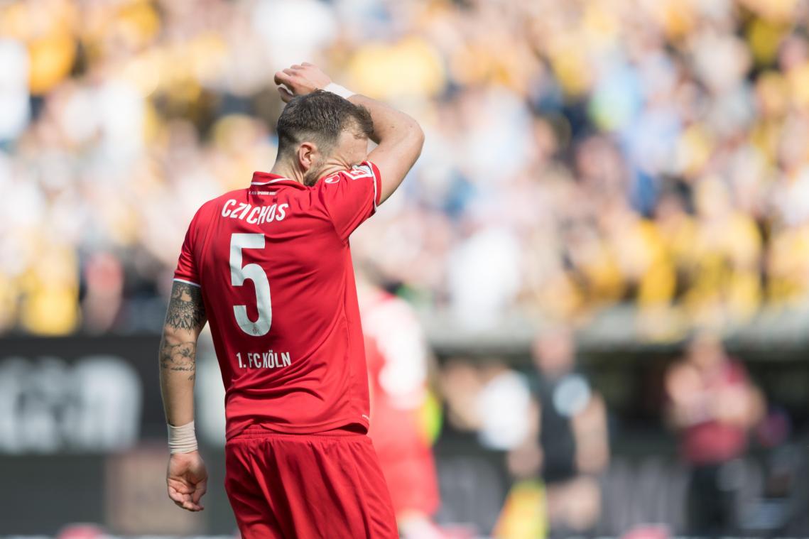 <p>Kölns Rafael Czichos reagiert während des Spiels in Dresden enttäuscht. Aber die Vereinsführung sieht keinen Grund zur Panik.</p>