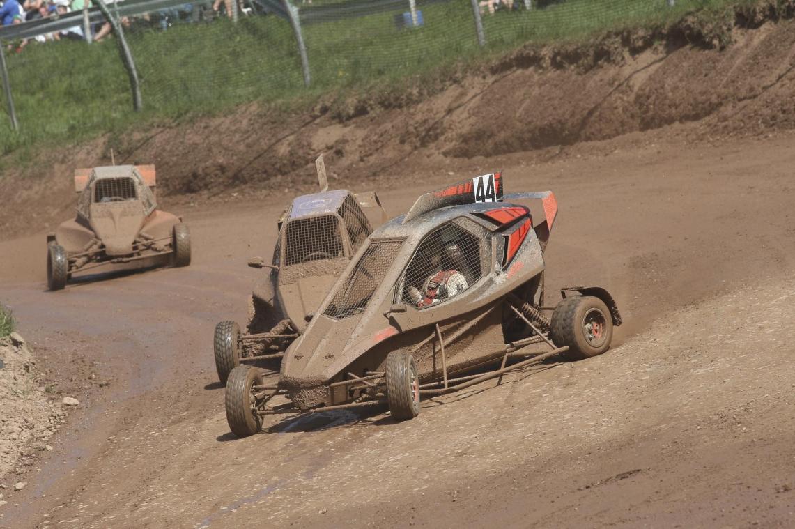 <p>Yannick Neuville und Dany Born duellieren sich Finale der Kategorie Cross Kart.</p>