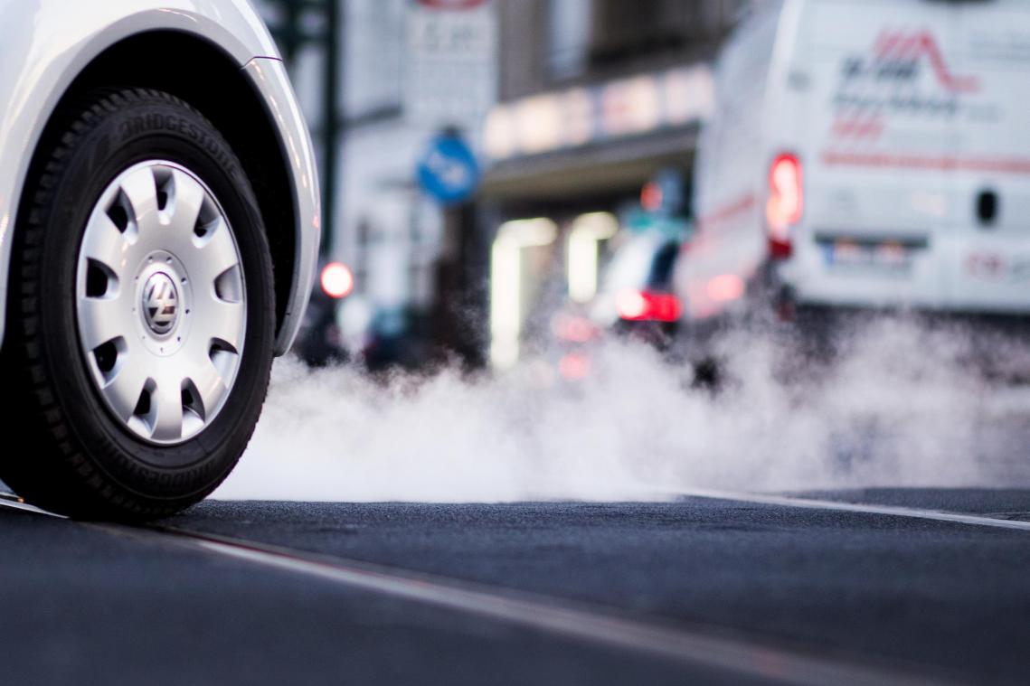 <p>Abgasausstoß eines Fahrzeugs: Die Luftverschmutzung mit dem Schadstoff Stickstoffdioxid (NO2) hat sich in Nordrhein-Westfalen abgeschwächt, die Situation bleibt mancherorts aber angespannt.</p>