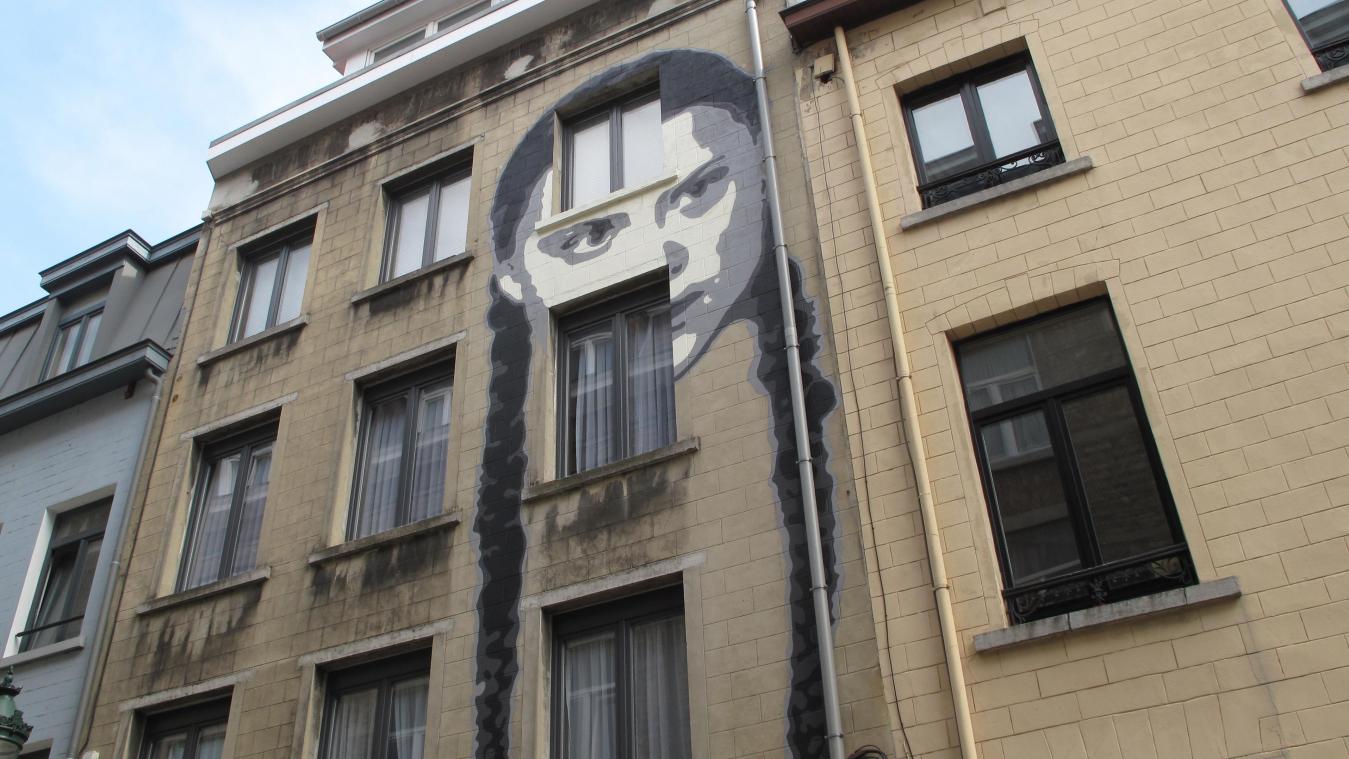 <p>Ein Graffiti der schwedischen Klimaaktivistin Greta Thunberg blickt von einer Hauswand in Brüssel herab.</p>