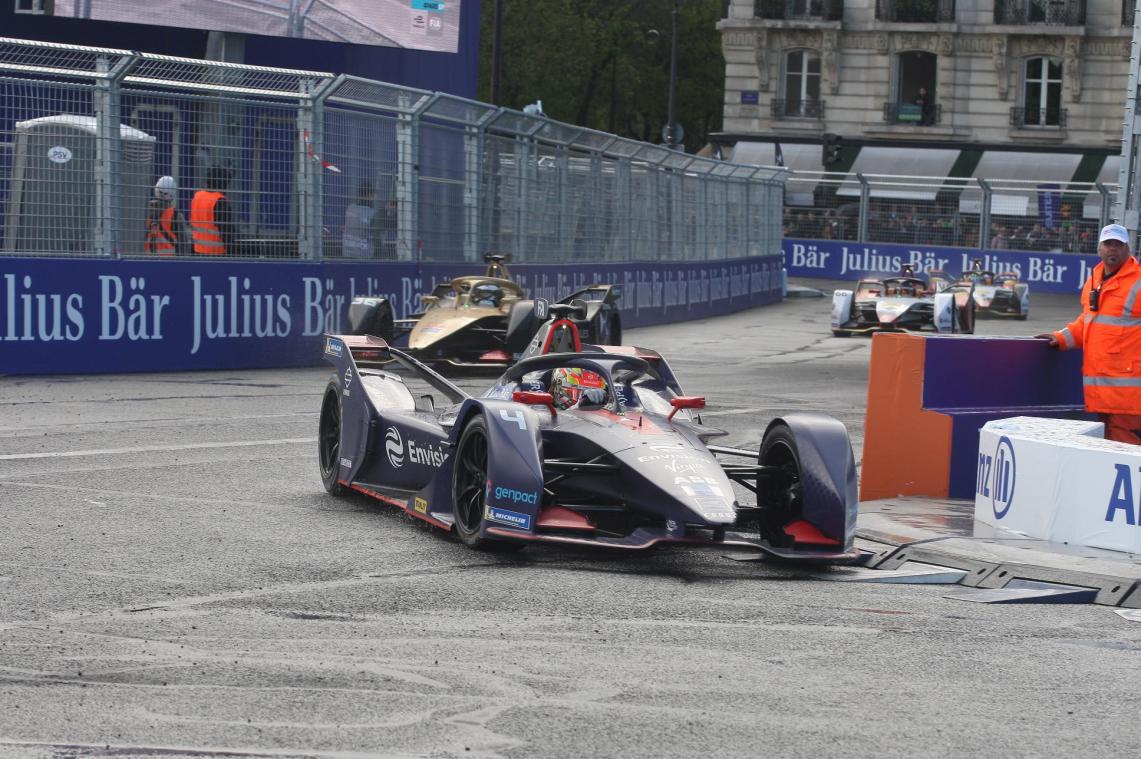 <p>Der Niederländer Robin Frijns (Virgin-Audi/Startnummer 4) hielt die Konkurrenz beim Chaos-Rennen in Paris in Schach.</p>