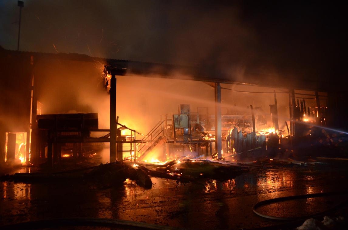 <p>In der Nacht zum 7. Februar stand das Sägewerk IBH in Harperscheid lichterloh in Flammen. Es ist aber noch unklar, ob auch dieses Feuer auf das Konto des 15-jährigen Tatverdächtigen aus Hellenthal geht.</p>
