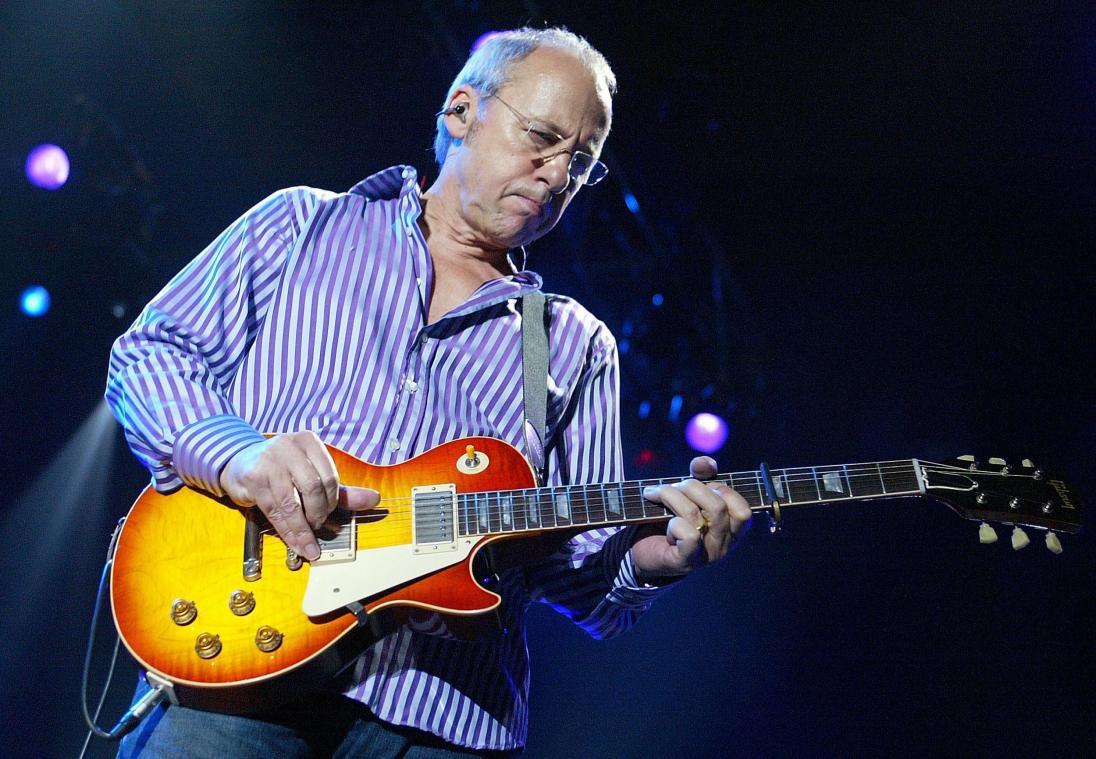 <p>Seine Gitarrentechnik ist einzigartig: Mark Knopfler versteht sich perfekt darauf, die Saiten anzuschlagen oder zu zupfen. Und das durchweg ohne Plektrum, das der Meister nur für Notfälle bereithält.</p>