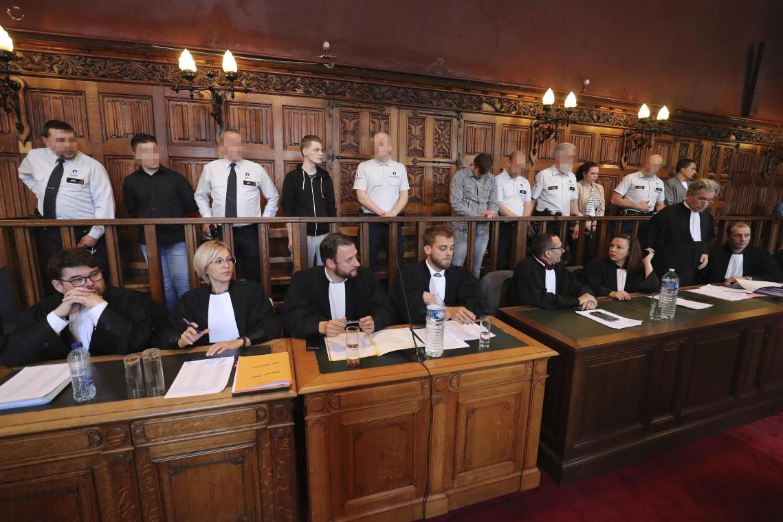 <p>Fünf junge Angeklagte vor dem Lütticher Geschworenengericht. Zum Prozessauftakt wurden unerträgliche Schilderungen von Folter und Gewalt verlesen.</p>