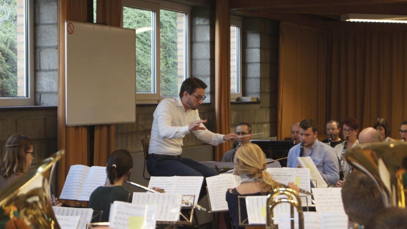<p>Daniel Hilligsmann vor dem Projektorchester im Probelokal des Cercle Musical in Kelmis</p>