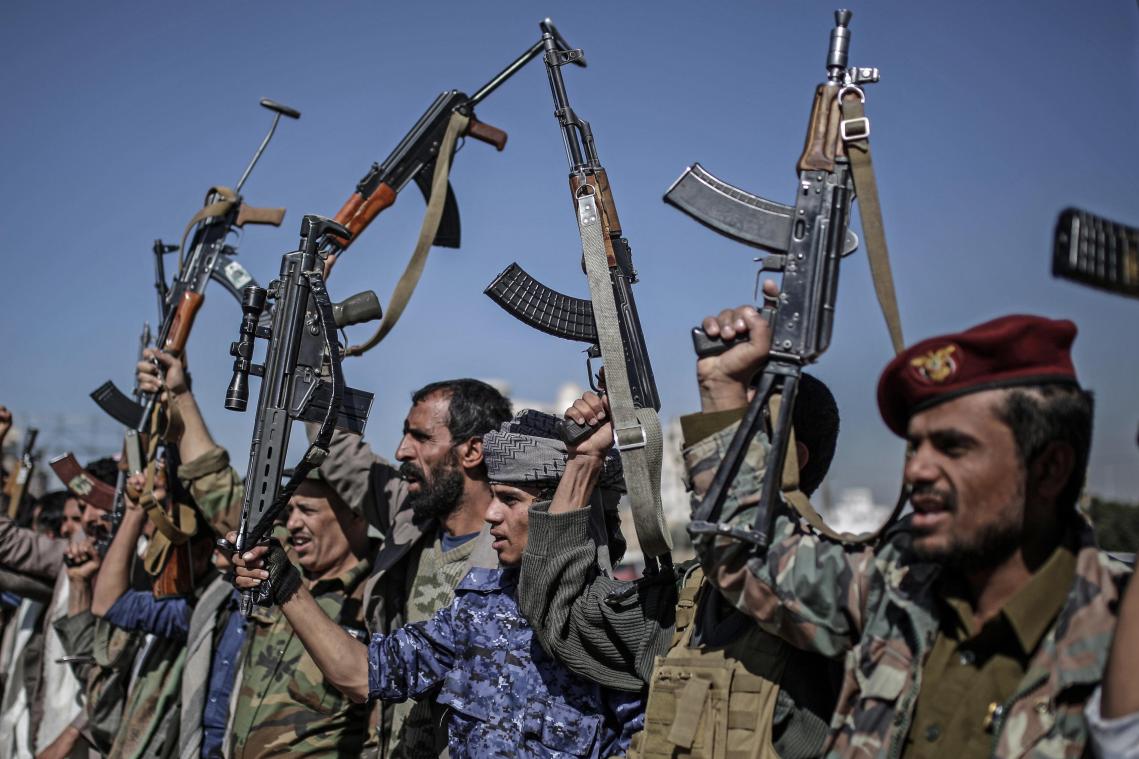 <p>Jemen, Sanaa: Huthi-Rebellen halten während einer Versammlung ihre Waffen.</p>