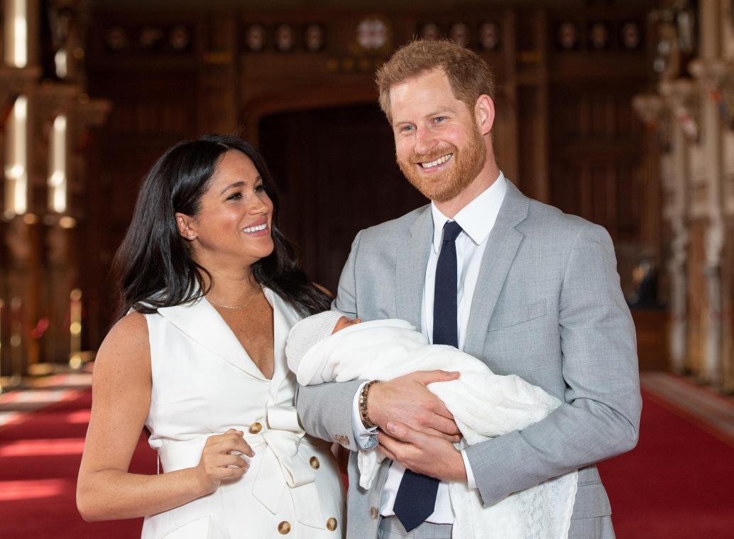 <p>Zwei Tage nach seiner Geburt ist der kleinste der Royals öffentlich vorgestellt worden. Harry und Meghan platzten fast vor Stolz.</p>