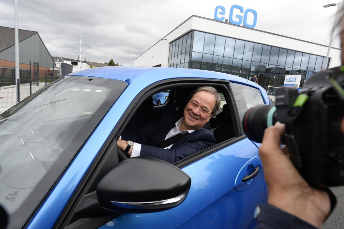 <p>NRW-Ministerpräsident Armin Laschet nahm das erste Elektrofahrzeug e.GO entgegen.</p>