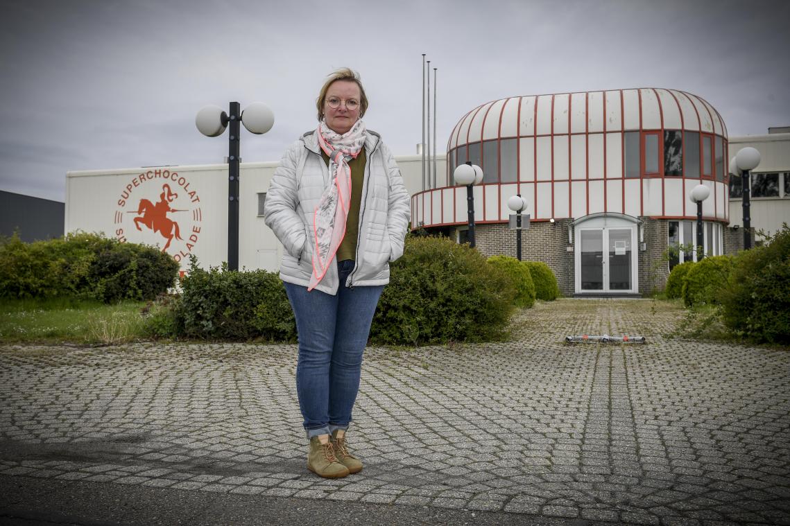 <p>Birgit Mertens vor der Jacques-Fabrik in der Eupener Industriezone, die in wenigen Tagen schließt. „Mental habe ich mich schon länger auf den Tag X vorbereitet“, sagt sie.</p>