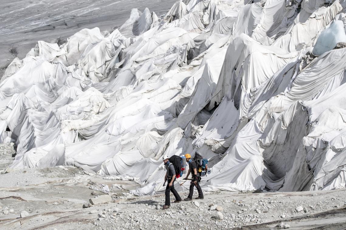 <p>Die Gletscher in den Alpen mit Planen abdecken, kann keine Lösung sein. Es verdeutlicht nur das Versagen der EU bei wichtigen Themen wie dem Klimawandel.</p>