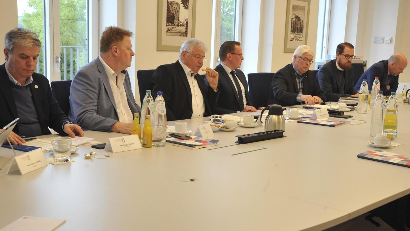 <p>Die Vorsitzenden der sechs im Parlament vertretenen Fraktionen gemeinsam mit dem PDG-Vorsitzenden Alexander Miesen (Mitte) – von links: Gregor Freches (PFF), Freddy Mockel (Ecolo), Alfons Velz (ProDG), Charles Servaty (SP), Jérôme Franssen (CSP) und Michael Balter (Vivant).</p>