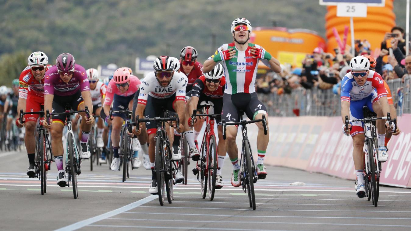 <p>Da sah Elia Viviani im Trikot des italienischen Meisters noch wie der Etappensieger aus. Der Sieg wurde aber Fernando Gaviria (links daneben) zugesprochen.</p>