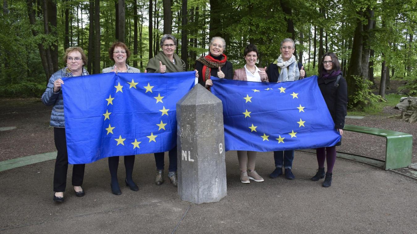 <p>Um ihren ersten gemeinsamen Wahlaufruf im Hinblick auf die Europawahlen vorzustellen, haben sich Frauenverbände aus der Euregio Maas-Rhein letzte Woche am Dreiländerpunkt in Vaals versammelt. Mit dabei war auch Nicole De Palmenaer von der Fauenliga aus Ostbelgien (Dritte von rechts).</p>