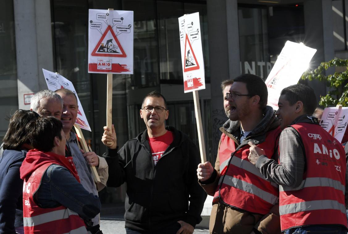 <p>In mehreren belgischen Städten sind am Dienstag Mitglieder der sozialistischen Gewerkschaft FGTB auf die Straße gegangen. Sie fordern u. a. eine Verbesserung der Kaufkraft.</p>