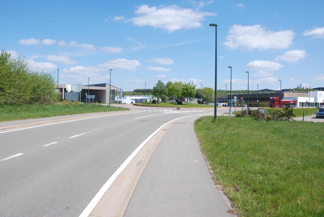 <p>An der Kaiserbaracke wird entlang der Regionalstraße N 659 (Recht-Amel) ein Radweg gebaut, damit die Nutzer des Ravelwegs möglichst sicher über den Kreisverkehr nach Born gelangen.</p>