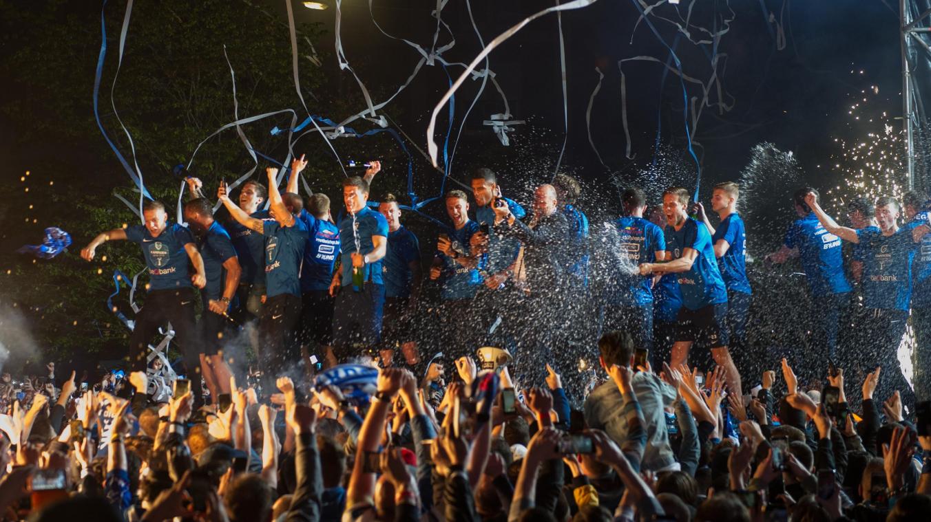 <p>Fans und Mannschaft des KRC Genk feiern gemeinsam den vierten Meistertitel der Vereinsgeschichte.</p>