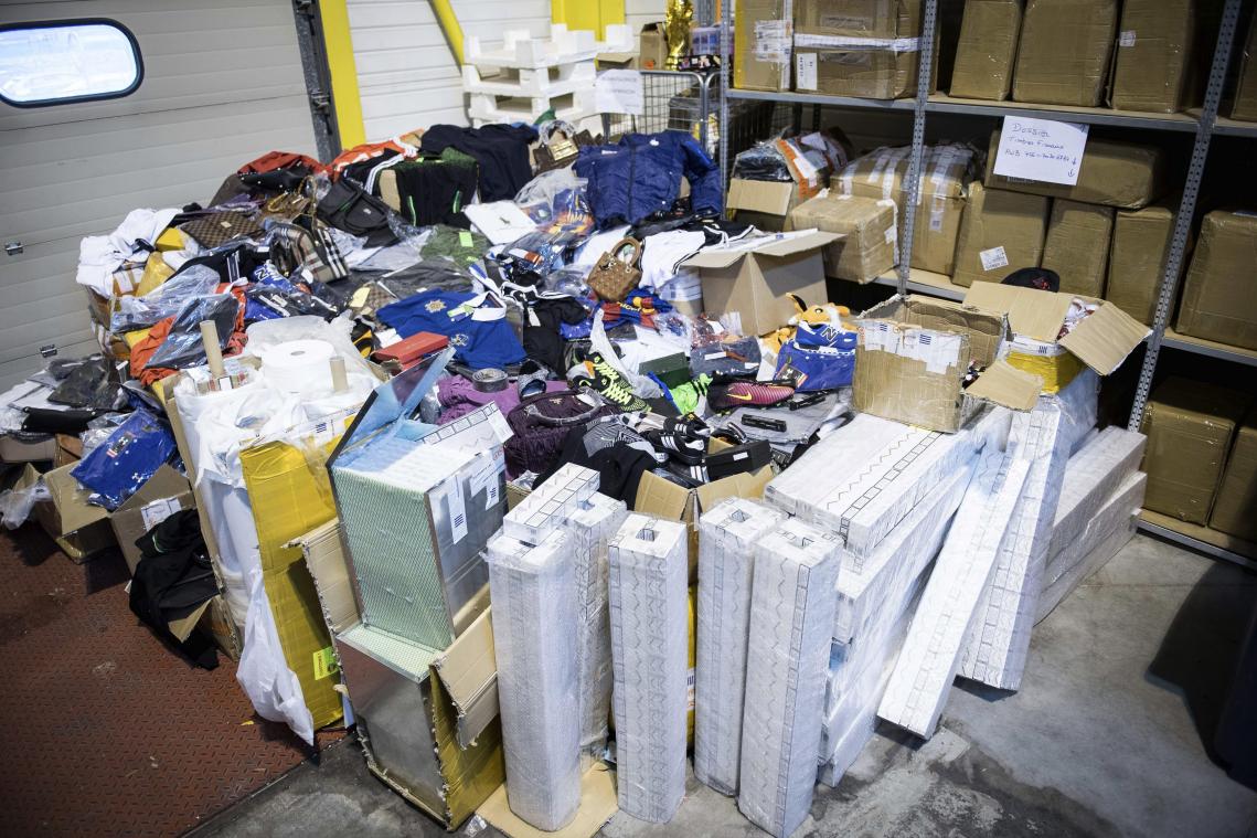 <p>Sieht aus wie eine Räuberhöhle. Blick auf die Waren, die der Zoll am Flughafen Lüttich beschlagnahmt hat.</p>