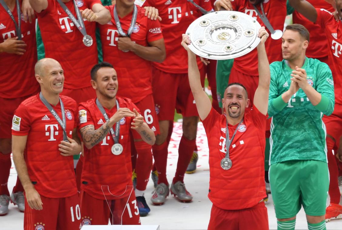 <p>Ribéry reckt die Schale in die Luft, neben ihm Rafinha und Robben sowie der verletzte Manuel Neuer.</p>