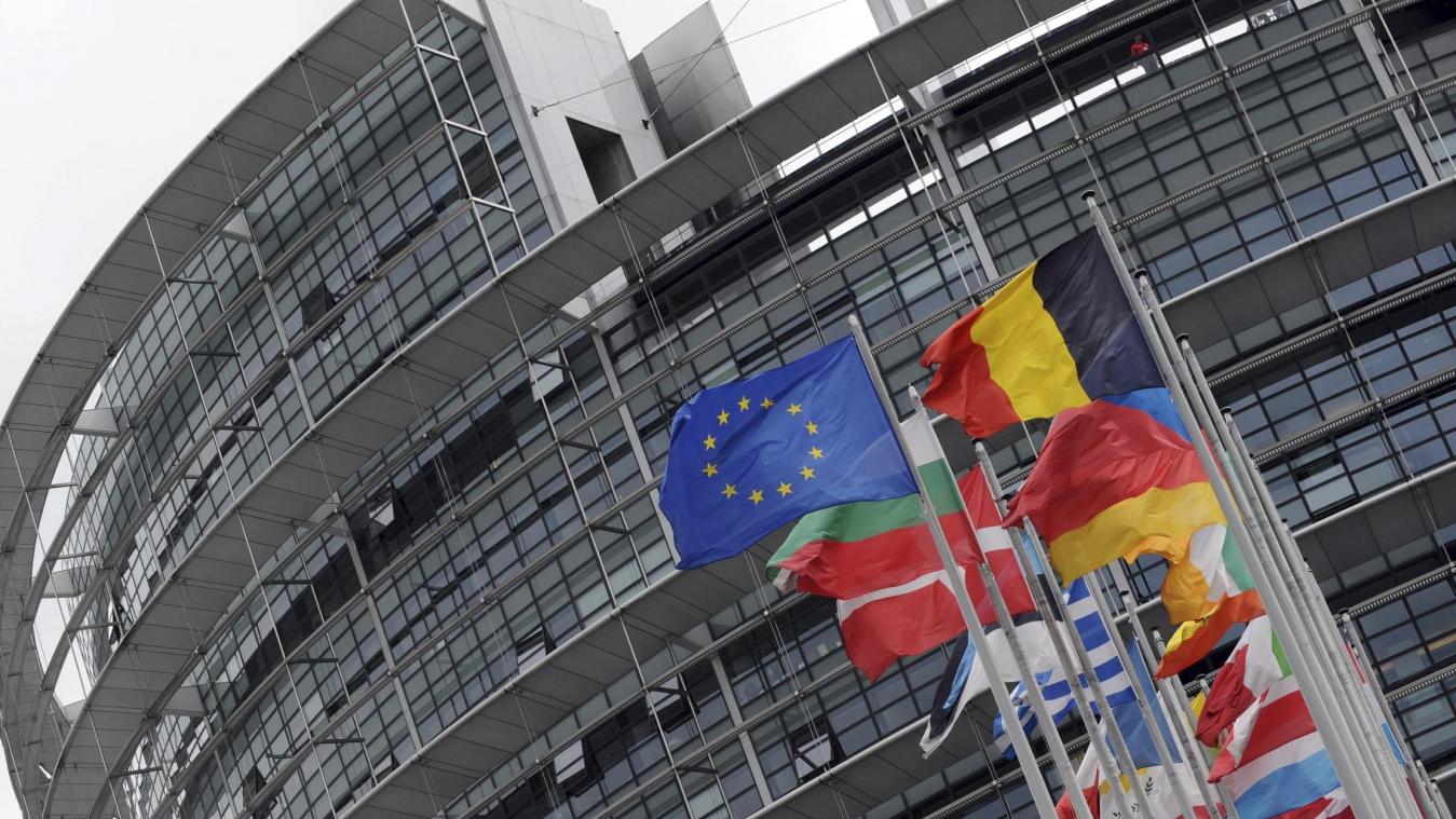 <p>Die Flaggen der Mitgliedsstaaten der Europäischen Union vor dem Gebäude des Europäischen Parlaments in Straßburg</p>