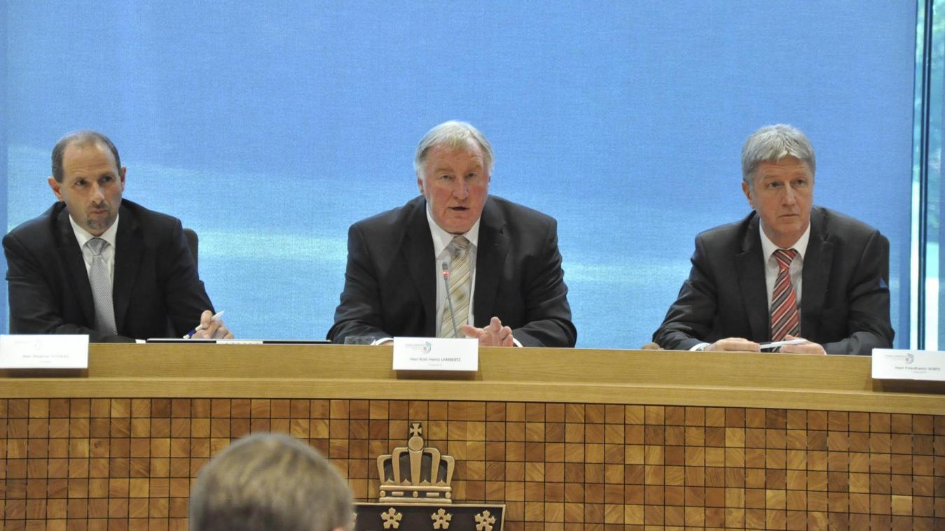 <p>Friedhelm Wirtz (ganz rechts) gehörte im Parlament auch dem Präsidium an, hier neben dem damaligen Parlamentspräsidenten Karl-Heinz Lambertz (Mitte) und Greffier Stephan Thomas (ganu links).</p>