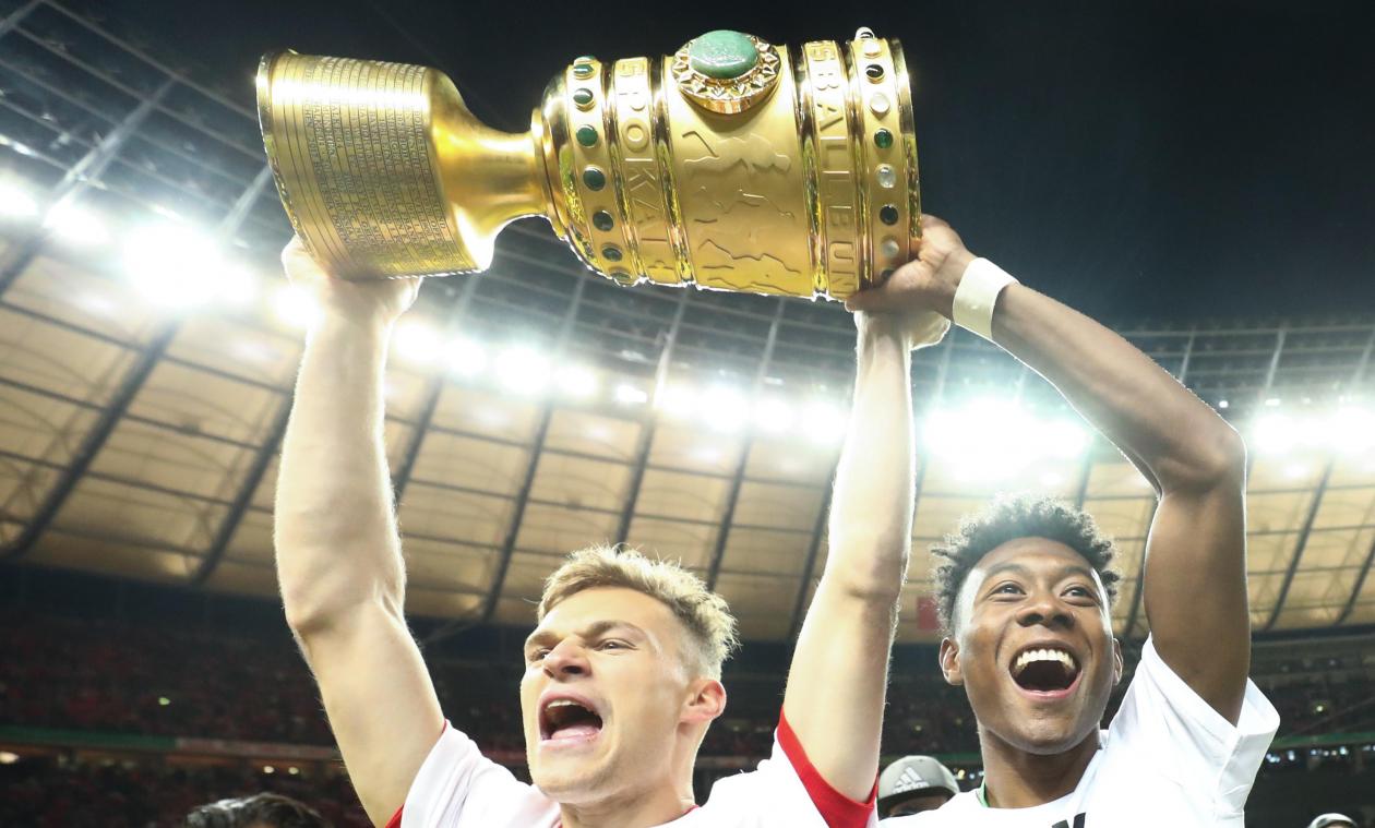 <p>Spieler von Bayern Joshua Kimmich und David Alaba bejubeln den Pokalsieg.</p>