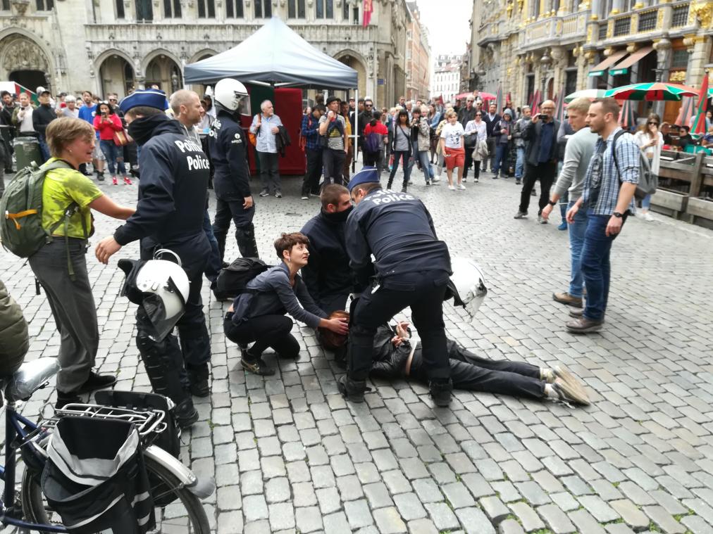 <p>Polizeibeamte überwältigen einen Aktivisten auf dem Grand’Place.</p>