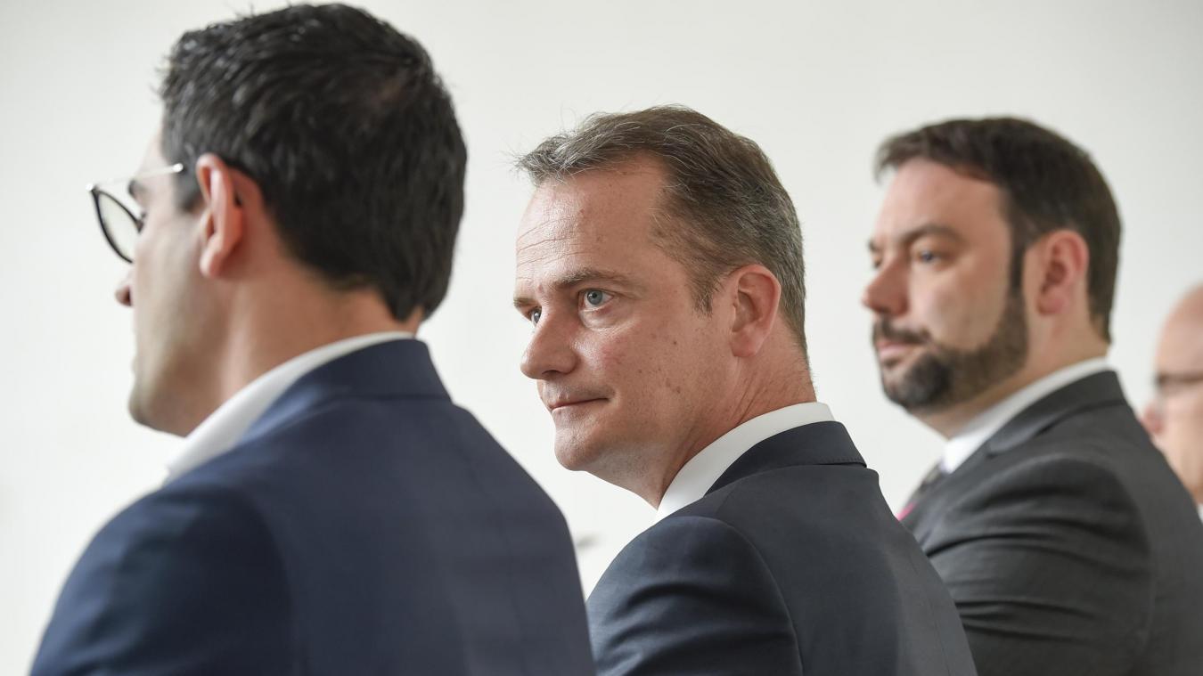 <p>Oliver Paasch (Mitte) bei der Vorstellung der neuen Regierung mit seinen Ministerkollegen Antonios Antoniadis (links) und Harald Mollers (rechts).</p>