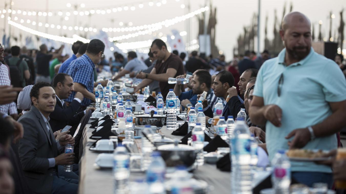 <p>Ägypter nehmen an einer Iftar in der Neuen Verwaltungshauptstadt des Landes teil, um offiziell den Guinness-Weltrekord für den größten Iftar-Tisch zu brechen.</p>