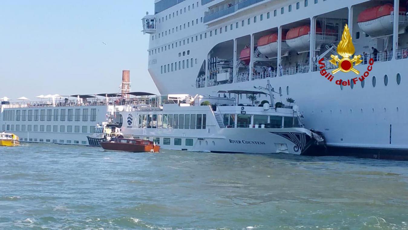 <p>Das Kreuzfahrtschiff «Msc Opera» stieß beim Anlanden an der Anlegestelle San Basilio im Kanal von Giudecca mit einem Touristenboot zusammen.</p>