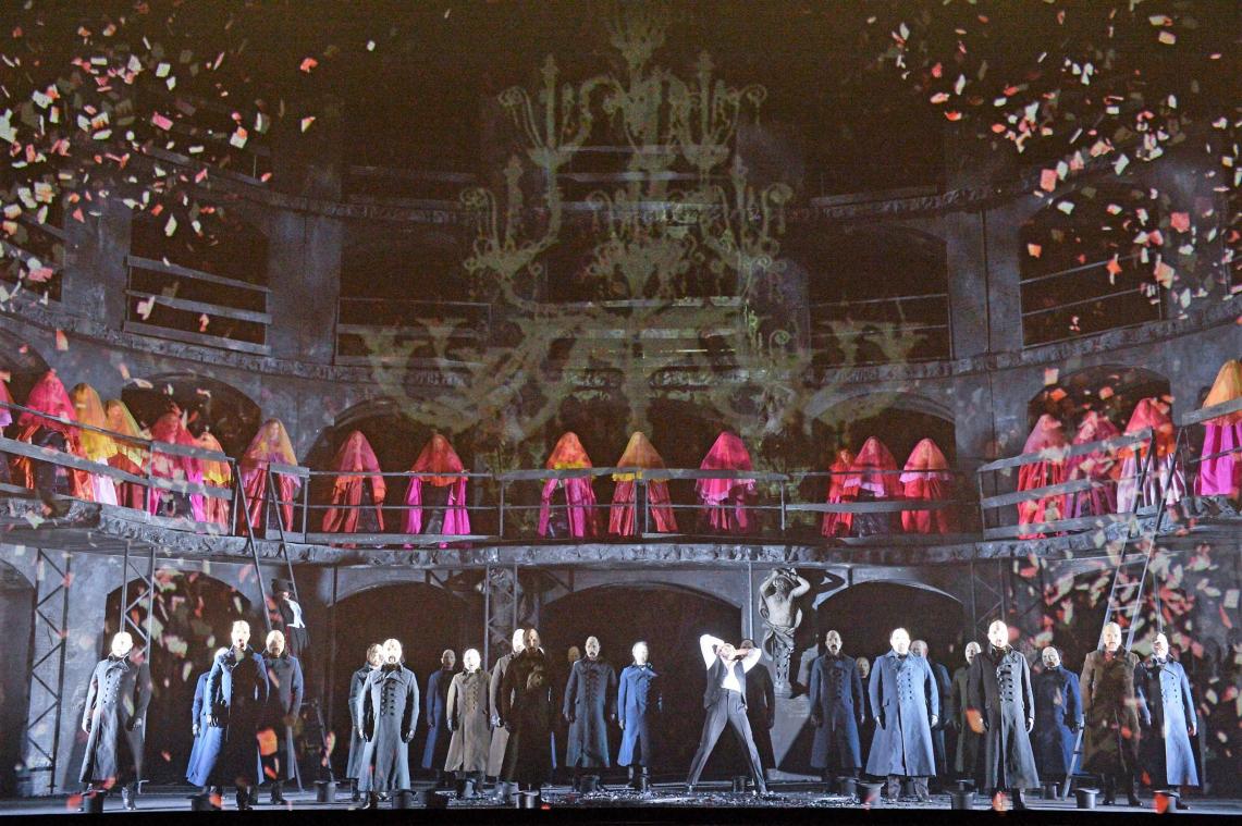 <p>Szenenbild einer Aufführung von „I Puritani“ an den Städtischen Bühnen Frankfurt.</p>