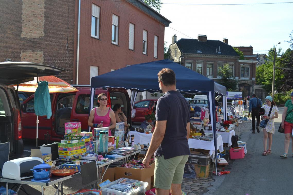 <p>Viele Anwohner der Alten Malmedyer Straße beteiligen sich am Trödelmarkt. Sie schätzen die nette Atmophäre unter Nachbarn und Bekannten.</p>
