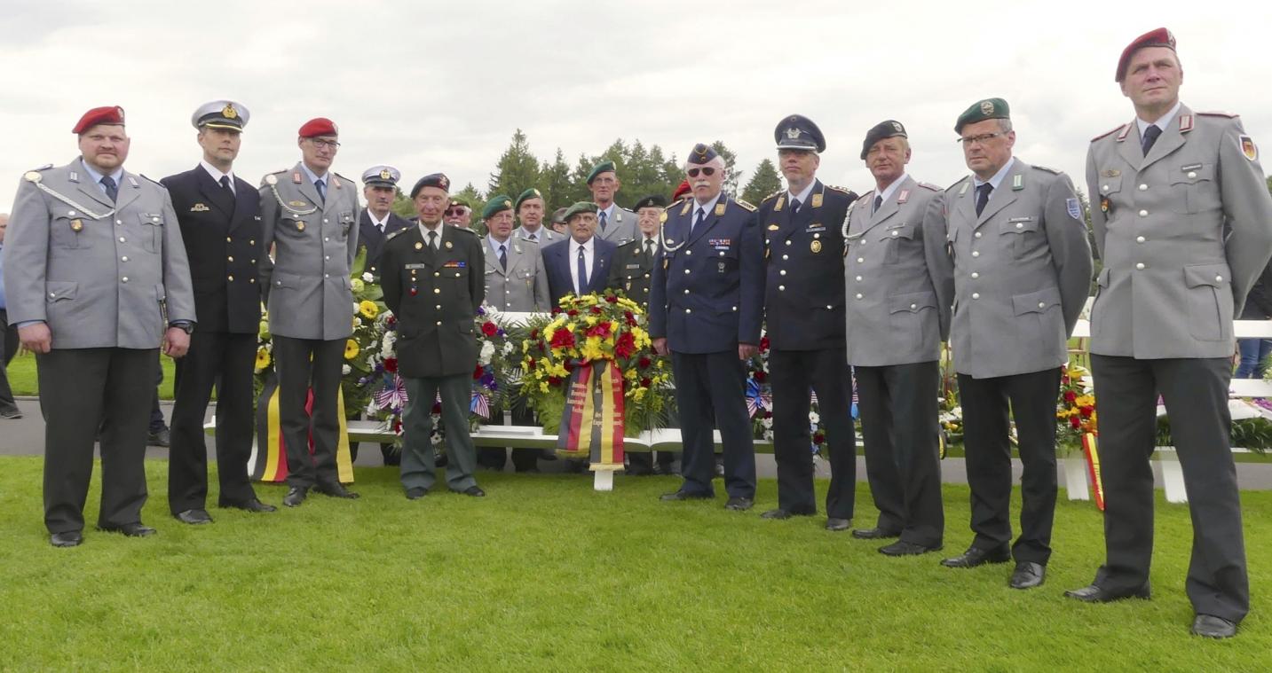 <p>Zum Gedenken der Toten des Zweiten Weltkrieges legten deutsche und belgische Reservisten bei der Zeremonie zum Memorial-Day auf dem amerikanischen Ehrenfriedhof in Henri-Chapelle gemeinsam einen Kranz nieder.</p>