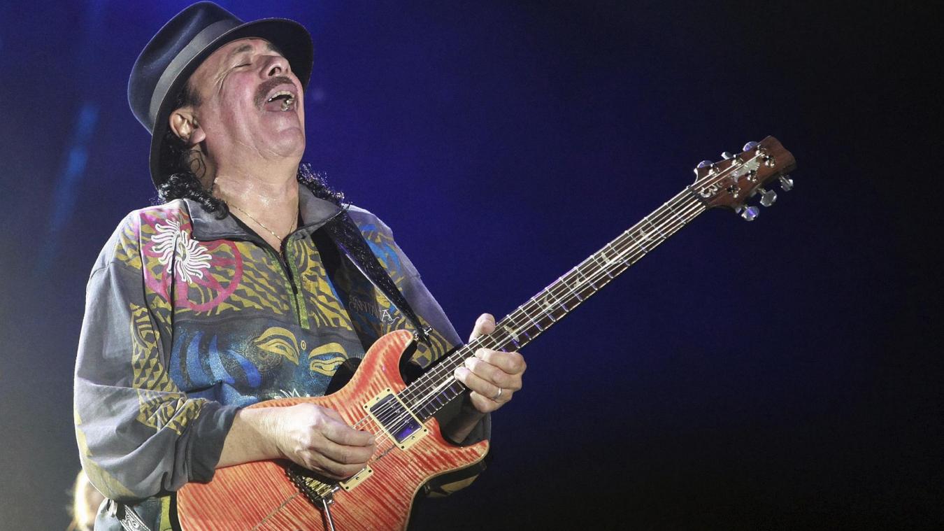 <p>Star-Gitarrist Carlos Santana steht mit seiner Gitarre bei einem Konzert auf der Bühne.</p>