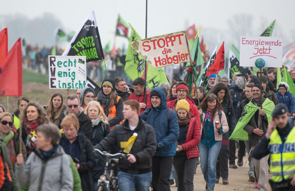 <p>Bürger demonstrierten im März für den Erhalt von fünf Umsiedlungsdörfer am Tagebau Garzweiler. Auch die „Fridays for Future“-Bewegung könnte Mitte Juni vor Ort demonstrieren.</p>