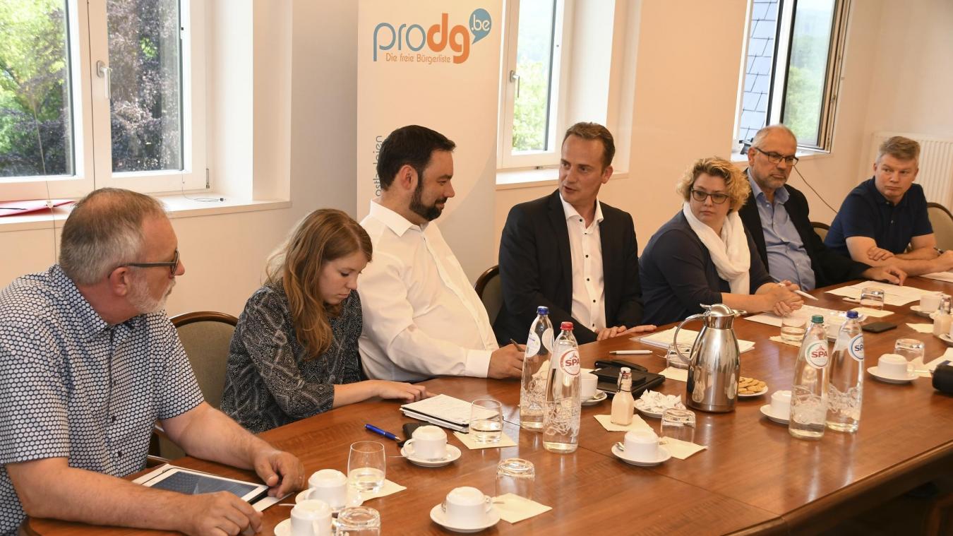 <p>Pressekonferenz der ProDG-Fraktion im Parlament – von links: Joseph Hilligsmann, Liesa Scholzen, Harald Mollers, Oliver Paasch, Petra Schmitz, Freddy Cremer und José Grommes.</p>