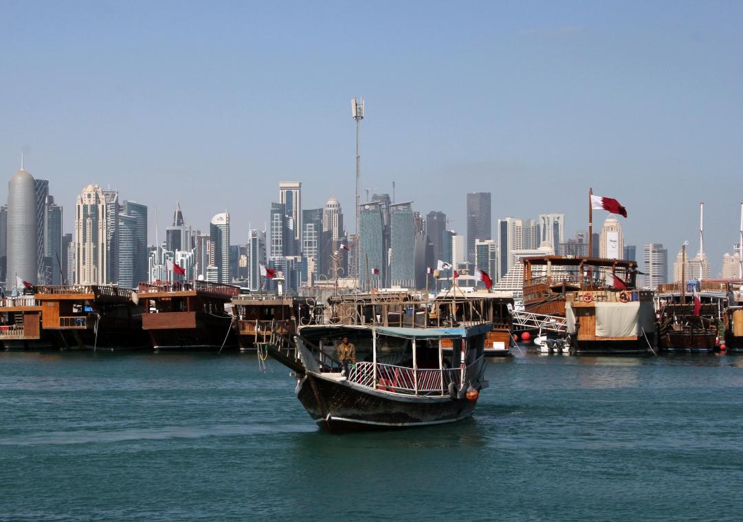 <p>Skyline mit Wolkenkratzern und Holzboote im Hafen: Doha zeigt sich tradionell und modern zugleich.</p>