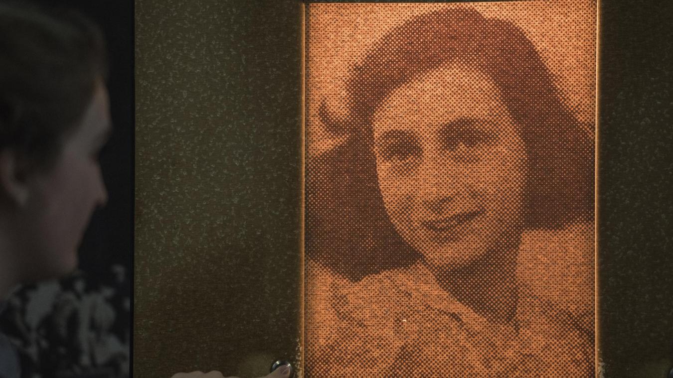 <p>Eine Besucherin beleuchtet durch Knopfdruck das Porträt der Anne Frank in der Ausstellung. „Anne Frank. Ein Mädchen aus Deutschland“ in der Anne-Frank-Bildungsstätte. Bei einem Festakt in der Frankfurter Paulskirche wird an das Mädchen erinnert.</p>