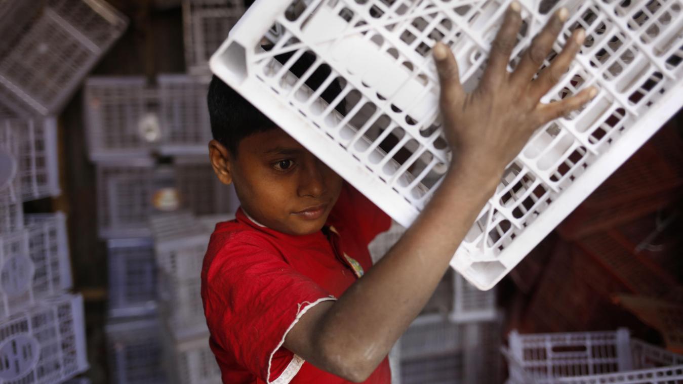 <p>Ein zehnjähriger Junge arbeitet in einer Fabrik, die Plastik wiederverwertet.</p>