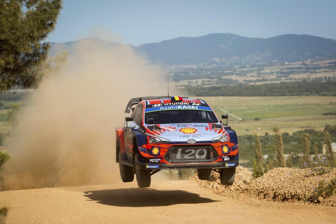 <p>Thierry Neuville geht mit einem Rückstand von 1,8 Sekunden in den zweiten Tag der Rallye Sardinien.</p>