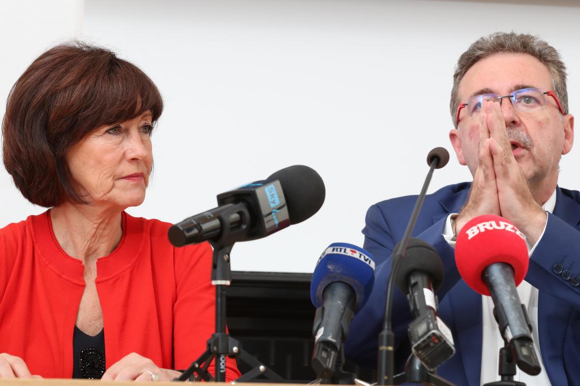 <p>Die PS-Unterhändler Laurette Onkelinx (l.) und Rudi Vervoort leiten die Bildung einer neuen Brüsseler Regionalregierung auf frankofoner Seite.</p>