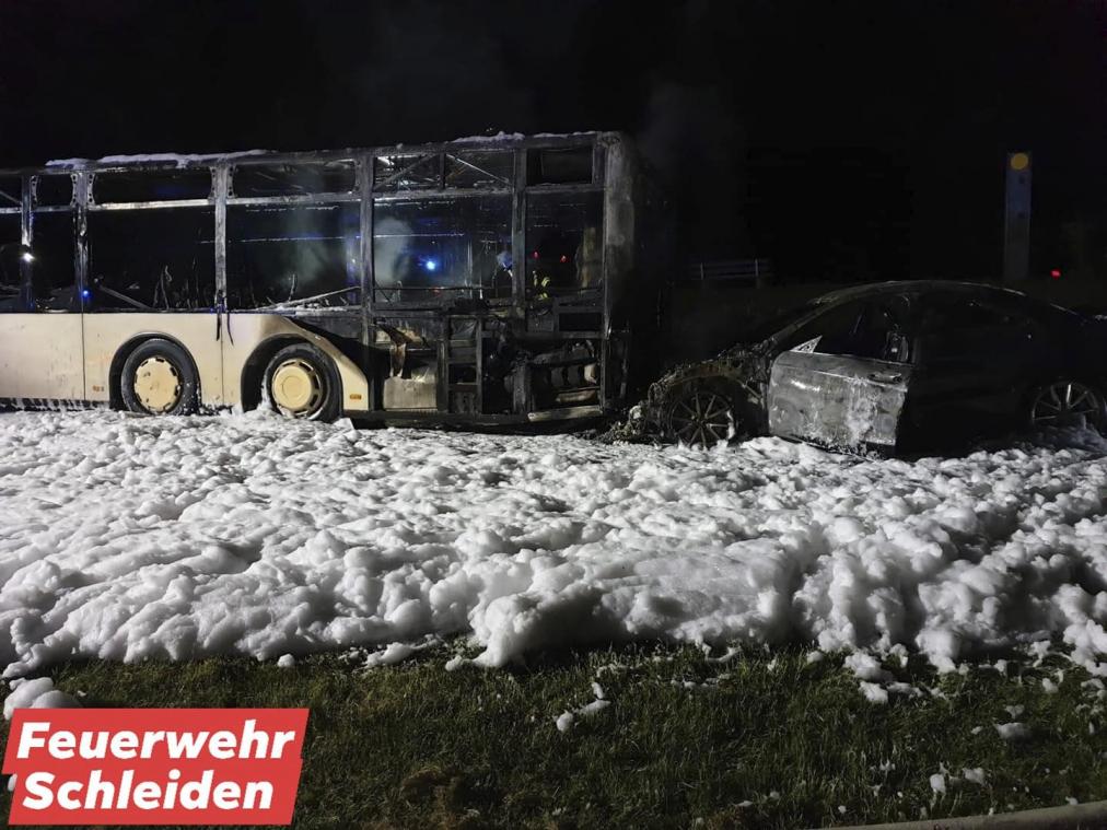 <p>Bus und Auto fangen in Schleiden Feuer: drei Verletzte</p>
