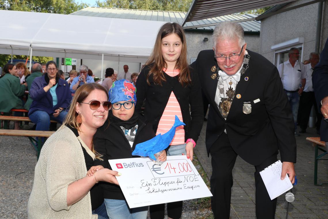 <p>Glücklich nimmt der kleine Noé begleitet von seiner Mutter und seiner Schwester den Scheck über 14.000 Euro entgegen.</p>
