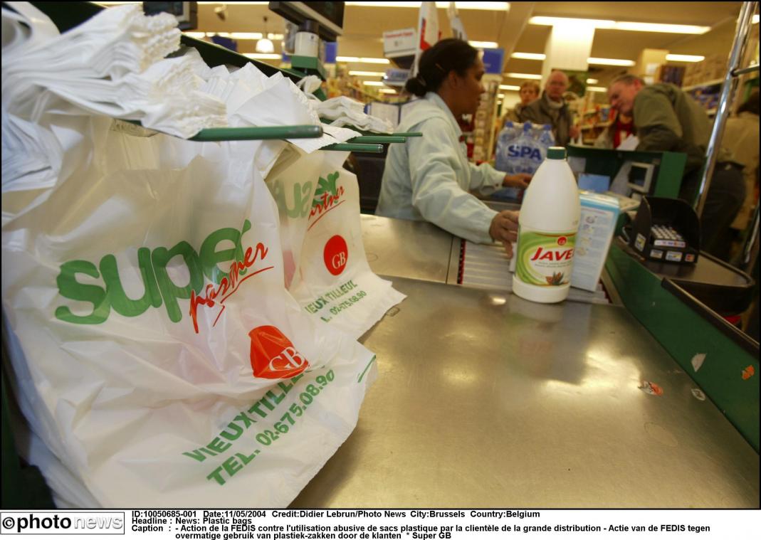 <p>Der Einzelhandelsverband Comeos ruft seine Mitglieder – insbesondere die belgischen Supermärkte – dazu auf, Plastiktüten und andere Kunststoffverpackungen aus den Geschäften zu verbannen.</p>