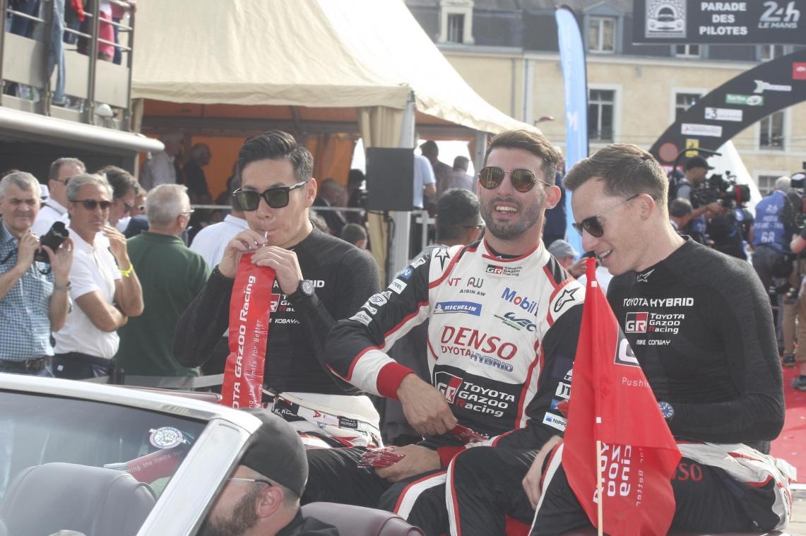 <p>Das Toyota-Trio Kobayasi-Lopez-Conway, hier bei der Fahrerparade in Le Mans</p>