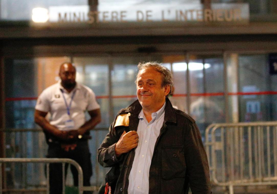 <p>Michel Platini beim Verlassen der Polizeistation in Nanterre</p>
