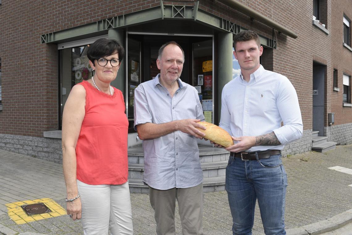 <p>Brigitte und Karl Reul zusammen mit Jeremy Lemaire (rechts), der die Bäckerei zwar räumlich etwas umbauen, aber im bisherigen Sinne weiterführen will.</p>